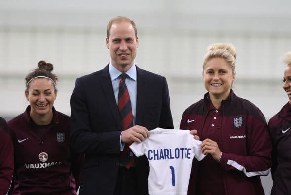 Al reverso se puede leer el nombre de la hermanita del príncipe George, quien se mereció ser la #1 del equipo.