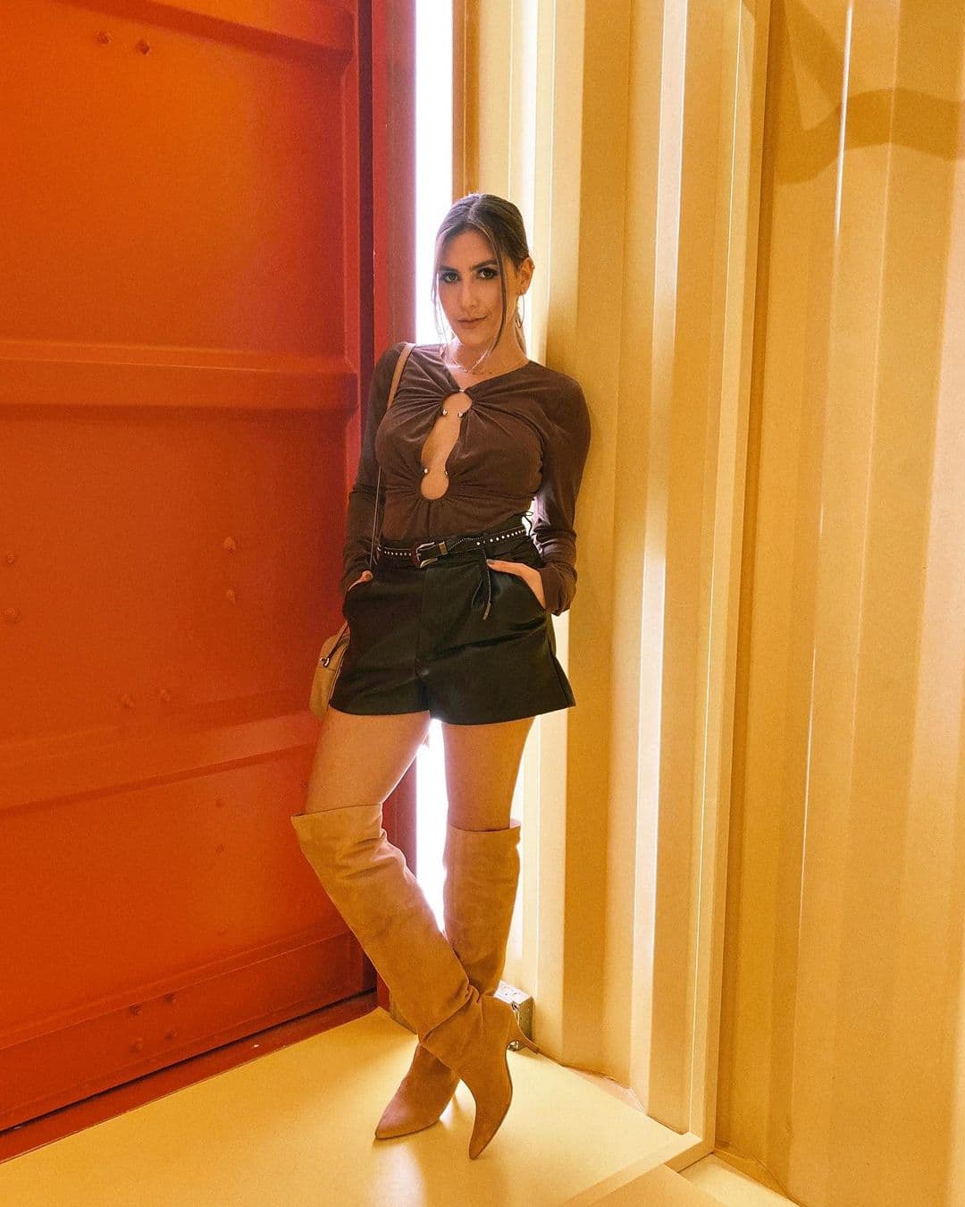 Invierno tras invierno, las botas altas son la mejor opción de calzado cuando llevas falda o, en el caso de Jessica Rodríguez, un short también en vinipiel.