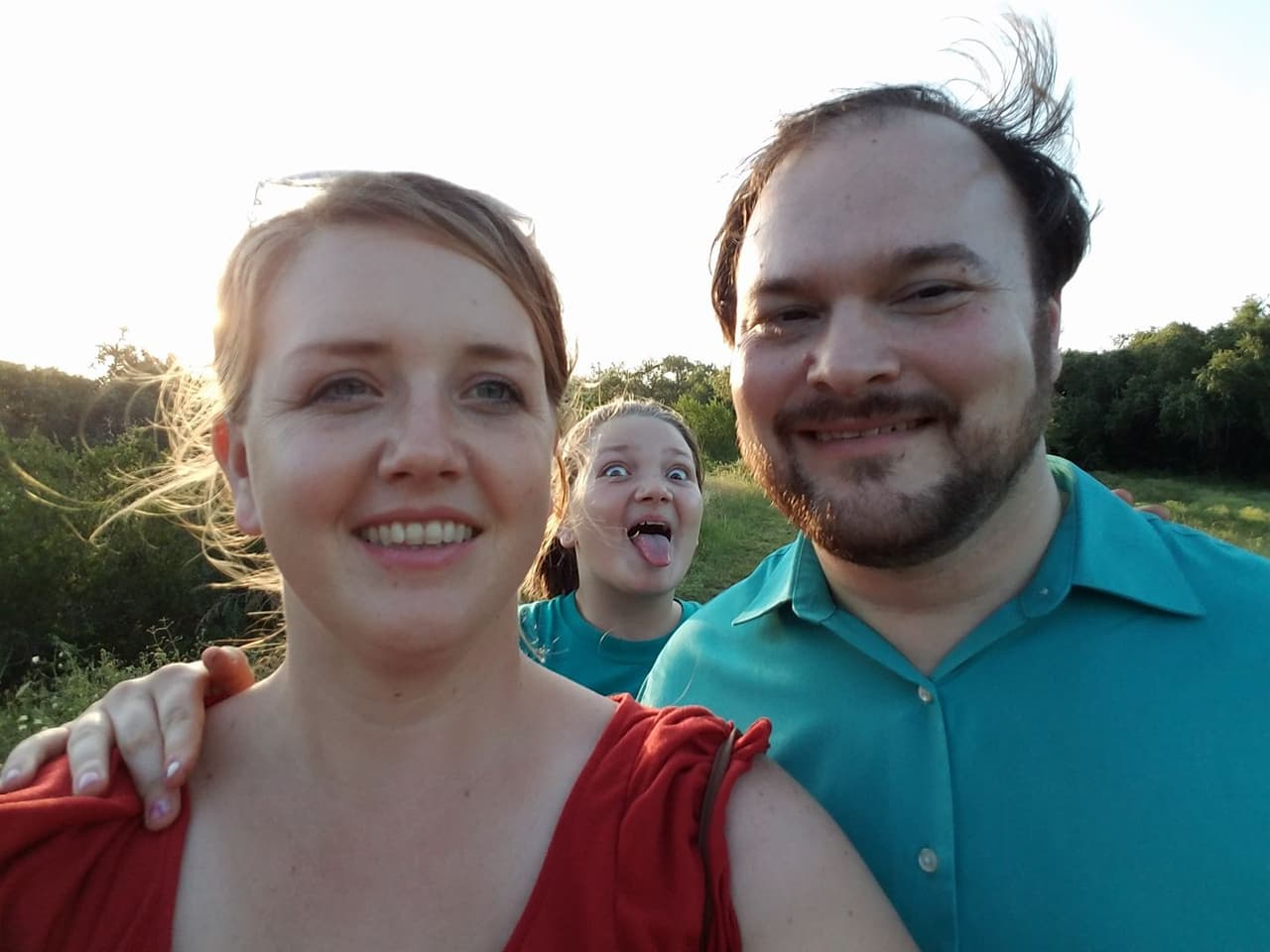 <b>Crystal Holcombe</b>, de 36 años, era la nuera de los Holcombe, las dos víctimas anteriores. Se encontraba en la iglesia con su esposo,
<b> John Holcombe</b> (en la foto), quien sobrevivió al ataque. Le acompañaban sus tres niños Emily, Megan y Greg, que murieron asesinados. Estaba embarazada y el niño por nacer también murió. El feto se considera la víctima número 9 de la familia Holcombe.