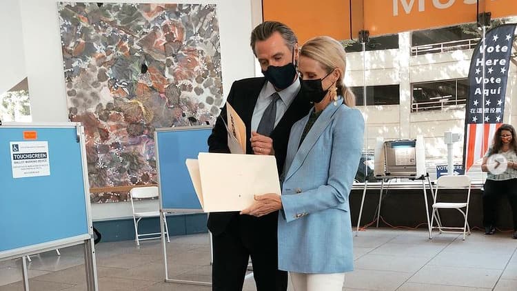 Newsom emite su voto en la elección revocatoria en Sacramento