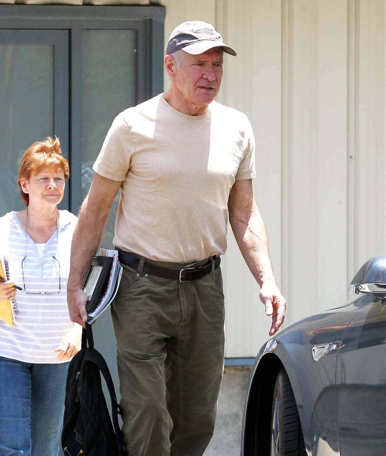 Los abrazó, muy feliz.