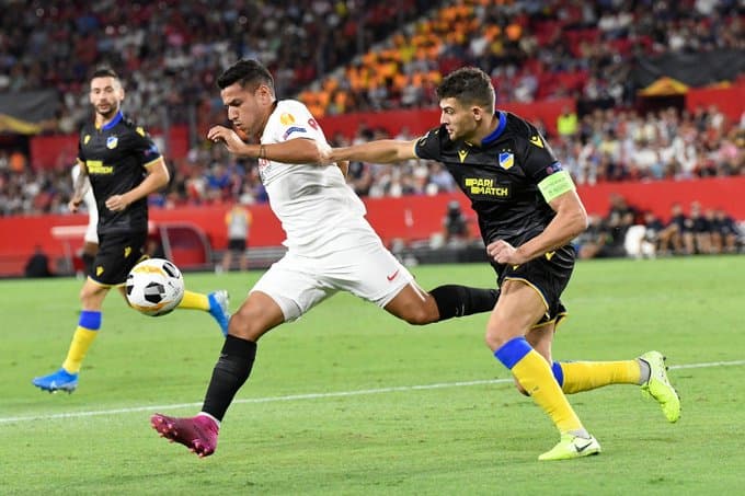 Con gol de Javier Hernández el Sevilla consigue los tres puntos y asegura el liderato del grupo A.