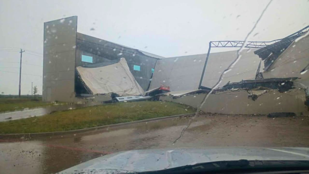 <h3 class="cms-H3-H3">¿Fue tornado?</h3> El Servicio Meteorológico Nacional (NWS, por sus siglas en inglés) recibió varios reportes, lo que levantó temores de un tornado. Sin embargo,
<b> la evaluación preliminar señala que los daños fueron ocasionados principalmente por vientos rectos, no por un embudo.</b> En distintos puntos del condado se registraron 
<b>rachas de entre 68 y 72 millas por hora</b>. Los meteorólogos seguirán analizando los escombros y la trayectoria de la tormenta para emitir un dictamen oficial en los próximos días.