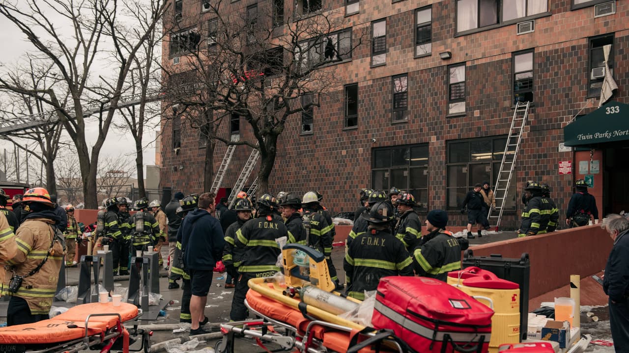 “No sabemos si están con vida”: familiares continúan la búsqueda de sus seres queridos tras el incendio en el Bronx