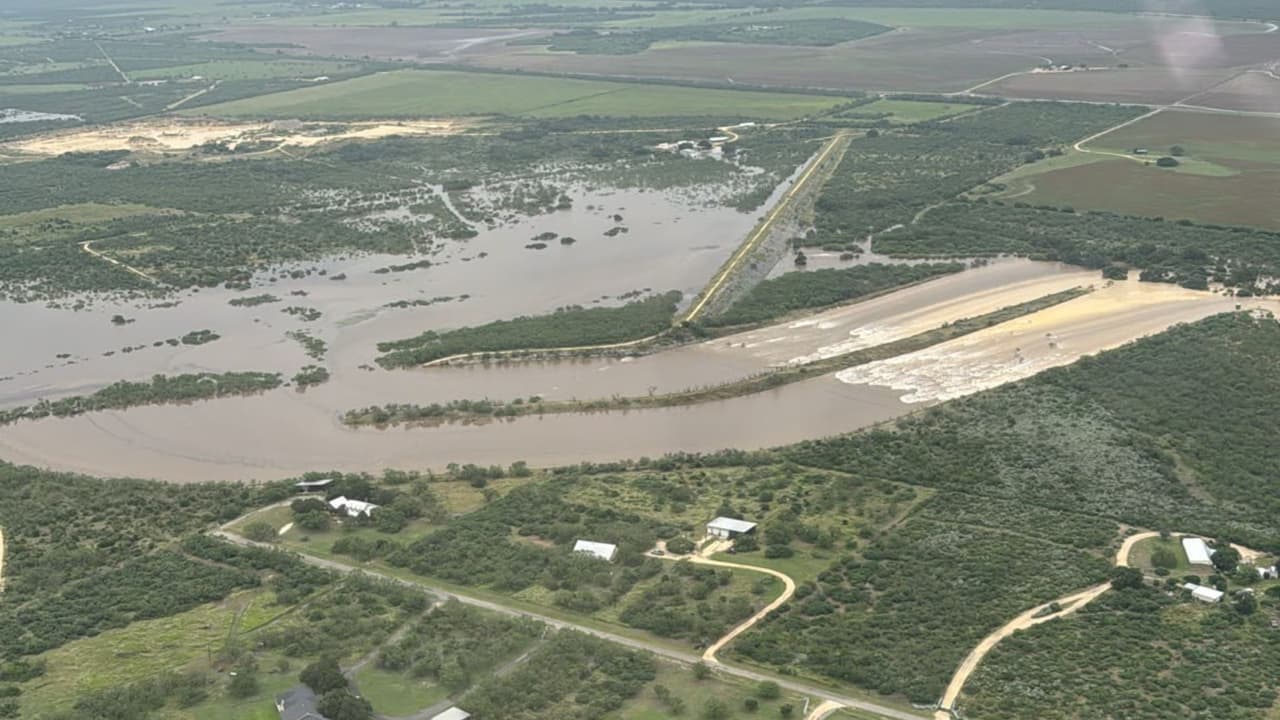 Vista aérea de la
<b> represa en Uvalde</b>, se observa que el sistema se llenó por el exceso de agua y posteriormente ocurrió un desbordamiento debido a las condiciones provocadas por las fuertes lluvias.