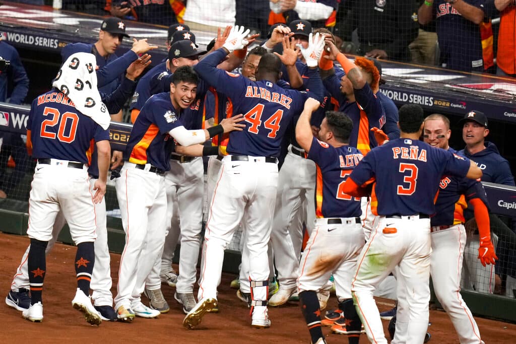 El cubano Jordan Alvarez, de los Astros de Houston, celebra después de su jonrón en la Serie Mundial de béisbol el 5 de noviembre de 2022, en Houston.