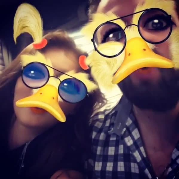 La actriz siempre se da sus tiempos para ir a visitarlo a Francia. Se llevan tan bien que hasta se divierten grabando videos con filtros de 'Snapchat'.