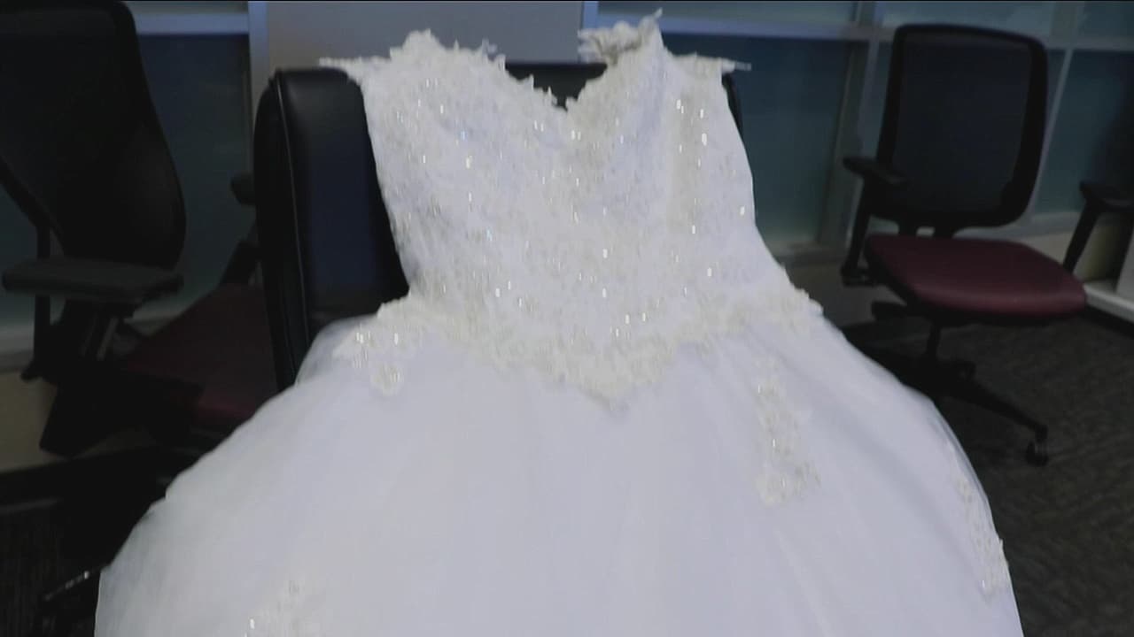 <b>En video:</b> 
<b>Las pistas sobre el misterio de un vestido de novia abandonado en una carretera de Texas</b>
<br>