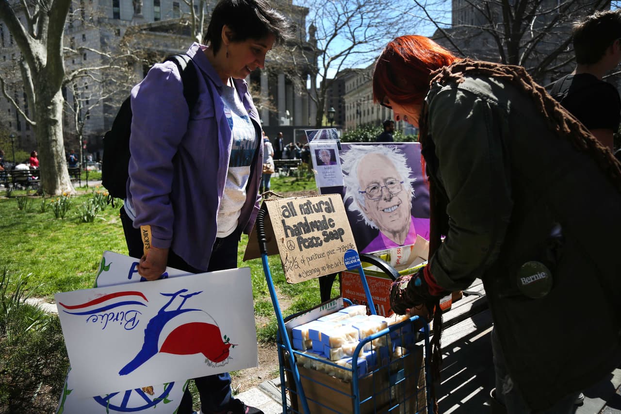 Dos mujeres en una marcha para apoyar al senador Bernie Sanders venden jabón hecho en casa para recaudar fondos y donar la mitad a su campaña. 15 de abril, Nueva York.
