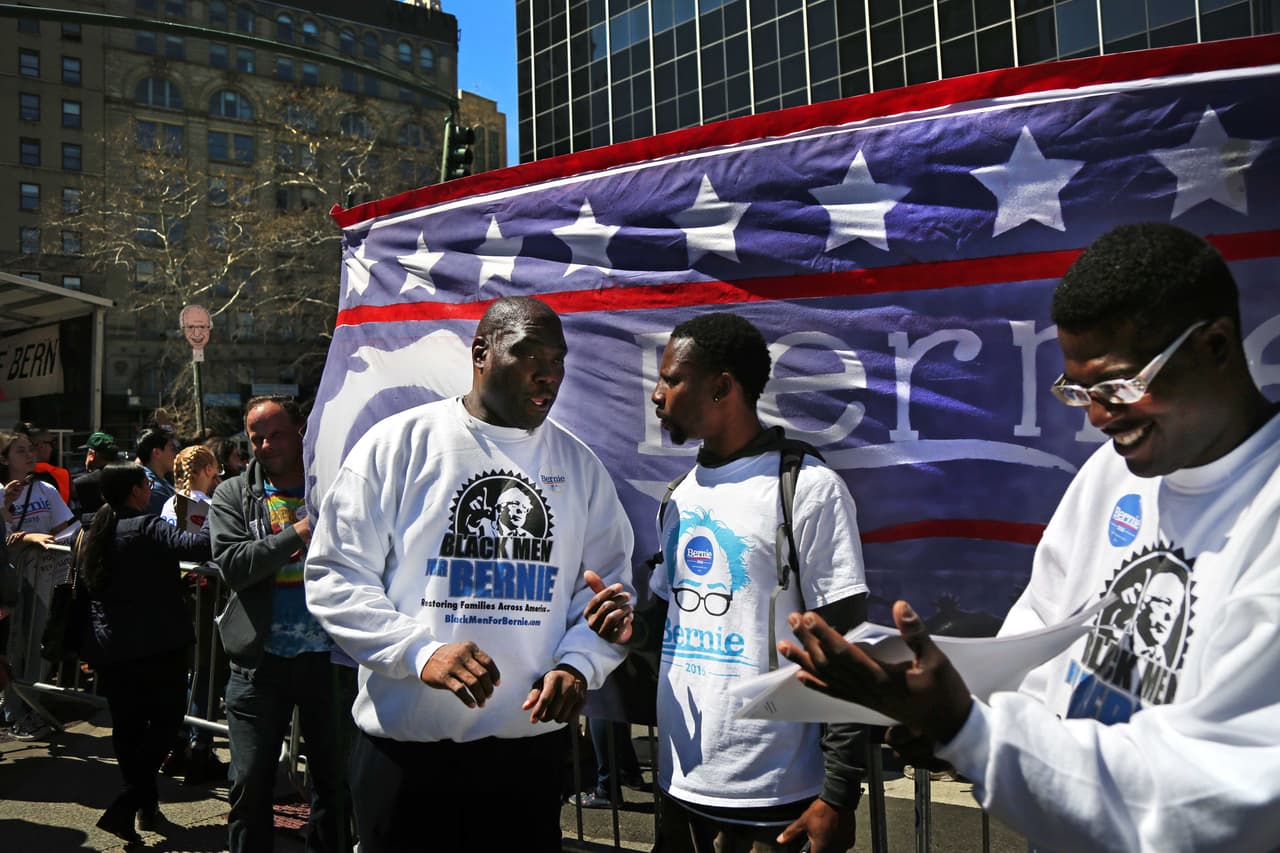 Miembros del grupo Black Men for Bernie, u Hombres Negros por Bernie, en español, en un mitin de Sanders en Nueva York, el 15 de abril de 2016.