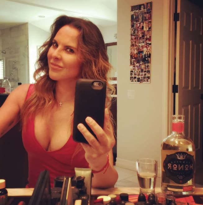 Kate del Castillo, nominada a Premios Juventud, se tomó una selfie y un tequila, pero sin desaprovechar la oportunidad para mostrar su escotazo. Aunque esta no es la primera vez.