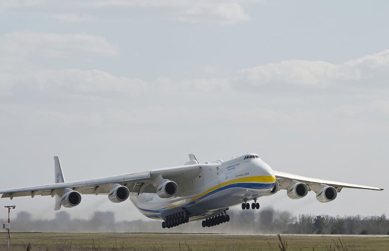 El Antonov An-225 aterrizando en el aeropuerto Gostomel en abril de 2020. La creación del Antonov An-225 fue impulsada por la carrera espacial de la Unión Soviética con Estados Unidos durante la Guerra Fría. Quedó entre las pertenencias ucranianas tras la desintegración de la URSSS en 1991.
<br>