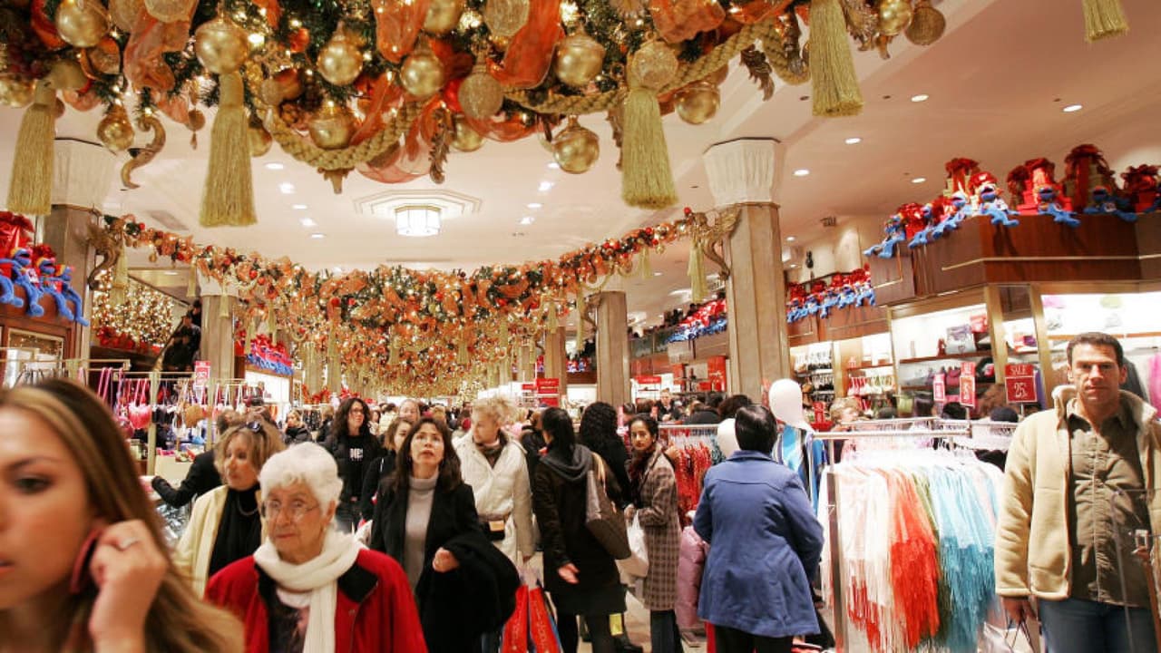 La inflación del 7.1% que está afectando a Estados Unidos tiene en un dilema a las familias que tratan de hacer rendir sus recursos para suplir sus necesidades básicas. De acuerdo con una reciente encuesta, el 42% de los estadounidenses planea gastar menos en regalos navideños este año 2022, mientras que tan solo el 8% planea invertir un poco más en comparación con el año anterior. 
<b>Más noticias en <a href="https://www.univision.com/noticias" target="_blank">Univision</a></b>.