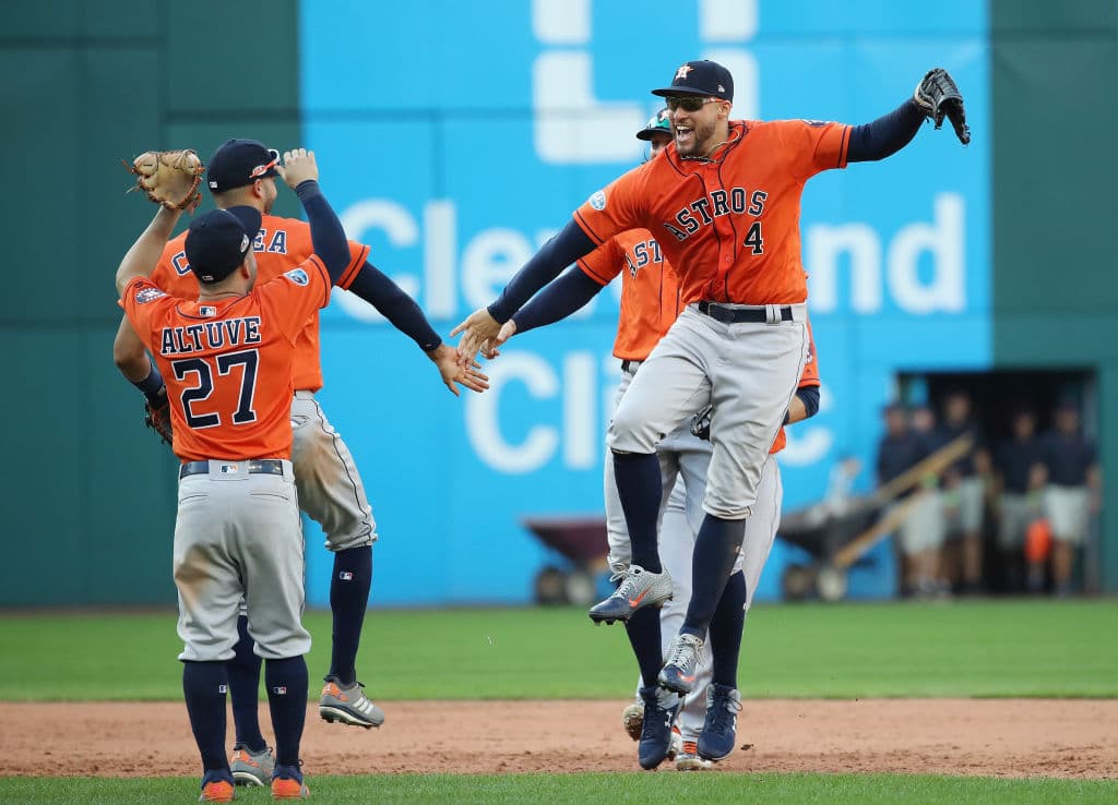 Con ofensiva de 13 hits, incluyendo tres jonrones, los Houston Astros barren 3-0 a los Cleveland Indians al superarlos 11-3 en el tercer juego de la serie divisional. Esperan por Red Sox o Yankees.