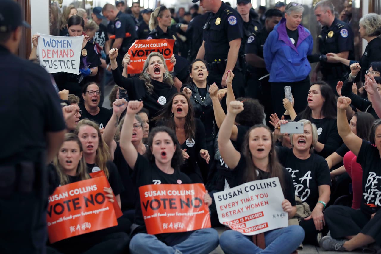 Este lunes decenas de manifestantes, en su mayoría mujeres, protestaron en contra de la confirmación de Brett Kavanaugh y en defensa de quienes lo acusan de agresión sexual en las oficinas de la senadora republicana Susan Collins: 
<b>"Vote no"</b>, le pidieron.