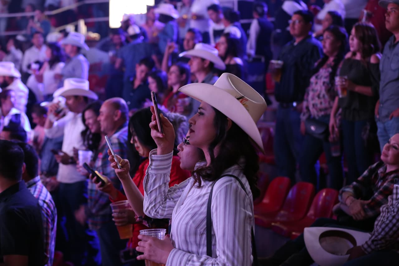 Algunas personas quieren guardar este momento a través de sus celulares.