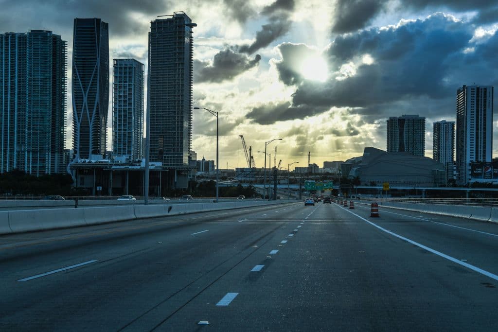 Una autopista en hora pico en Miami. El alcalde de Miami Beach, Dan Gelber, advirtió sobre "consecuencias devastadoras" sobre el virus y ordenó que cerraran bares y gimnasios esta semana.