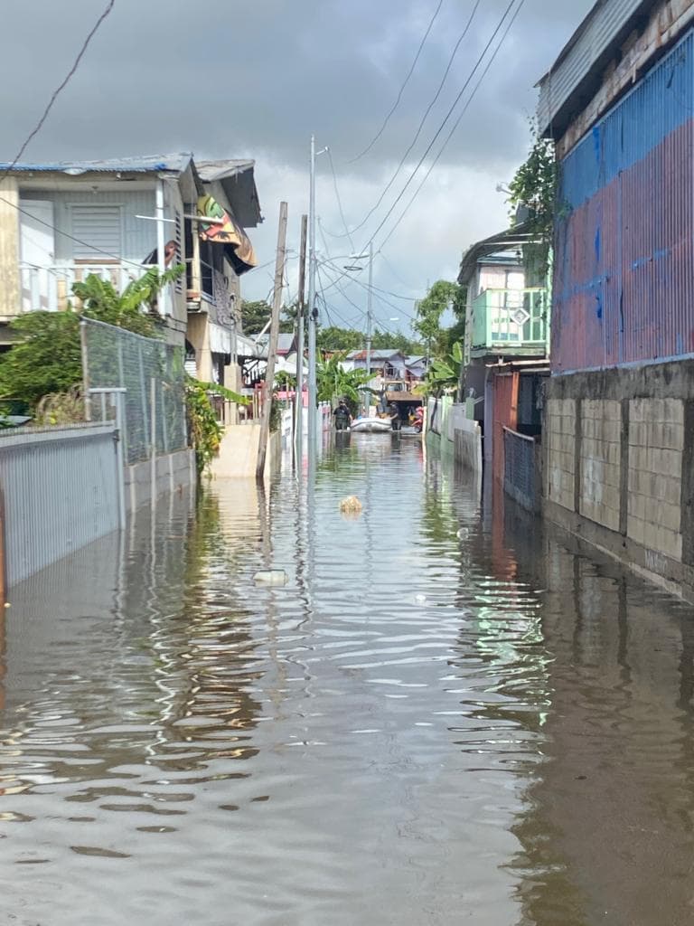 Este domingo se mantuvieron los trabajos en la zona para evitar que la inundación ganara más terreno.