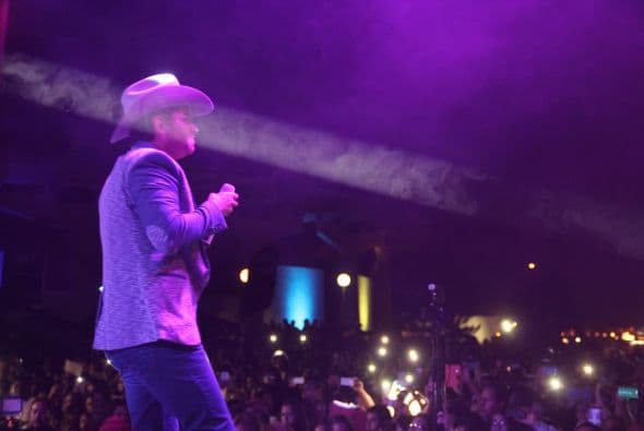 El Dasa revolucionó Phoenix con su voz y carisma, enloqueciendo a miles de fans que los esperaban ansiosas. El chulo causó furor con sus movimientos sexy y desafió seguridad para acercarse y bailar con sus consentidas.