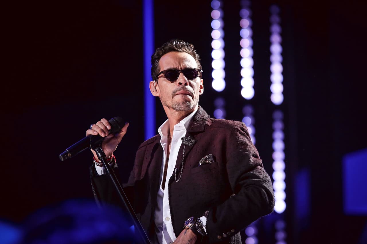 ‘El flaco de oro’ fue quien abrió la noche de Premio Lo Nuestro y el público del American Airlines Arena de Miami lo recibió con una ovación. ‘Tu vida en la mía’ formará parte del próximo disco de Marc Anthony, el cual saldrá a la venta en mayo próximo.