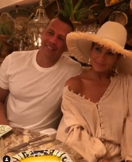 Alex Rodríguez y Jennifer Lopez tuvieron un embarazoso momento mientras posaban para una foto, hace una semana, y la cantante lo compartió en 
<a href="https://www.instagram.com/p/B2Au8ezAKbh/" target="_blank">Instagram</a>.
