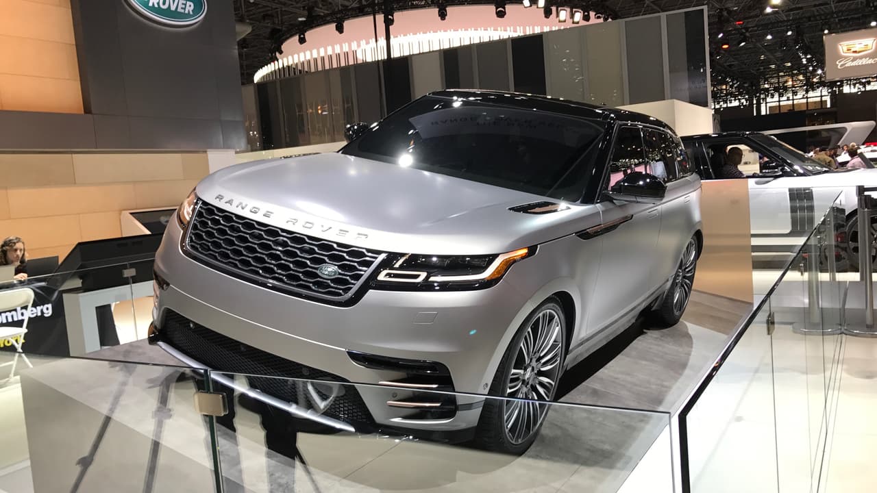 La 
<b>Ranger Rover Velar 2018 </b>de Land Rover, una de las estrella del Auto Show de Ginebra 2017, hizo su debut en nuestro lado del Atlántico donde probablemente venderá la gran mayoría de su producción. La Velar compite directamente con las crossover de lujo con la ventaja de contar con el prestigio de la gran marca inglesa de vehículos todoterreno.