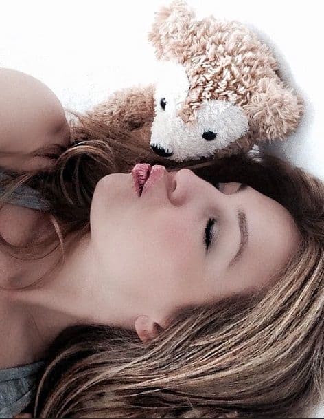 'Thali' disfruta tanto dar becitos que ni sus ositos de peluche se escapan.