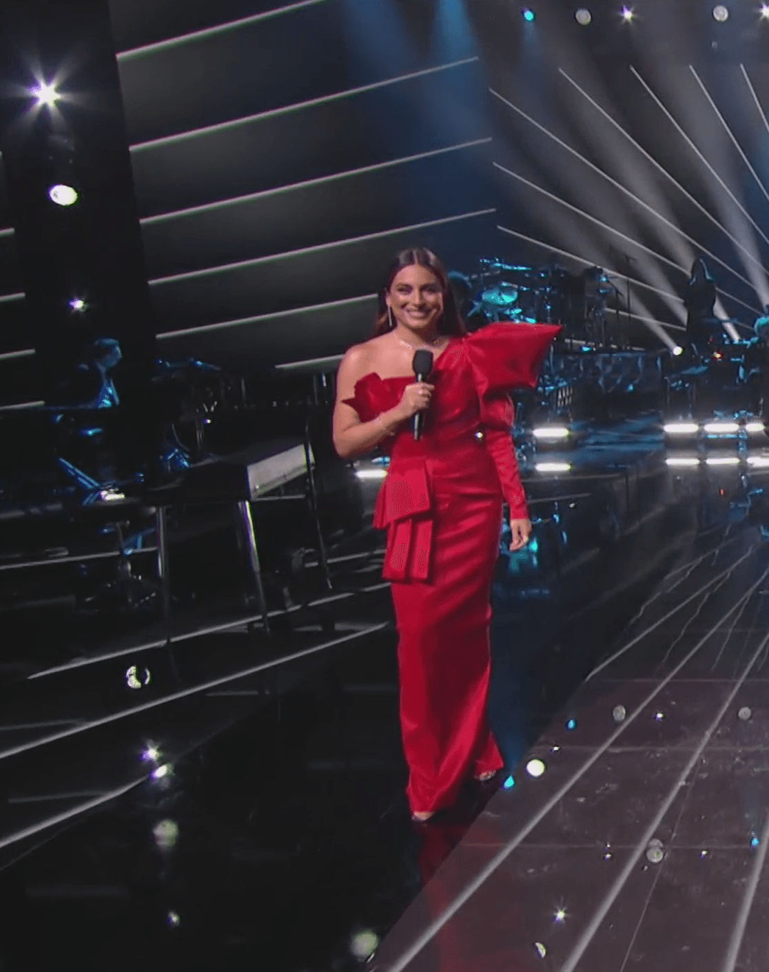 Su segundo vestido de la noche fue en rojo fuego, uno de los colores más importantes de este otoño. Este llevaba un hombro al descubierto, mientras que en el otro destacaba un llamativo volante. 
<br>