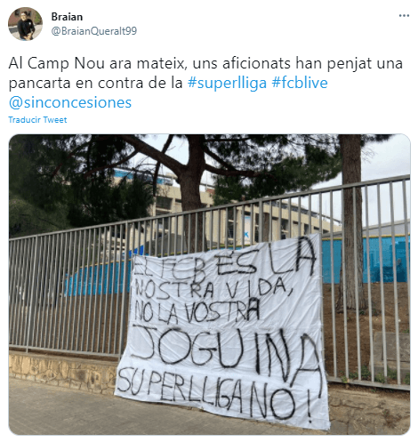 Esta manta se alcanza a ver afuera del Camp Nou en Barcelona.