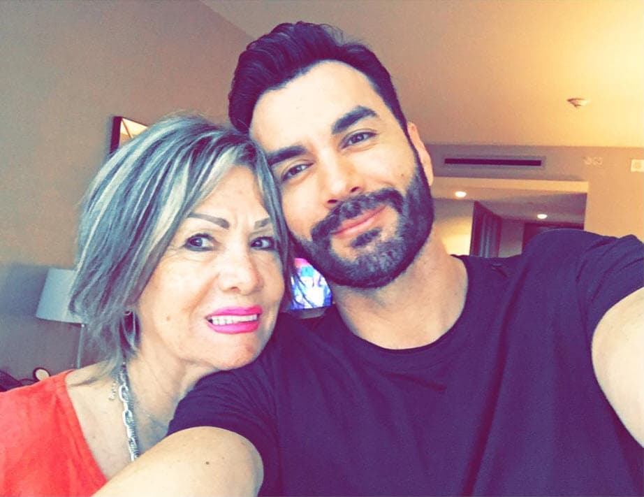 Ella es la mamá de 
<b><a href="http://www.univision.com/temas/david-zepeda">David Zepeda</a></b>, a quien seguramente miles de mujeres le gritan suegra en la calle, y más ahora que el galán de telenovela muestra sus atributos en el show 'Solo para mujeres': "Maravilloso día!! #sinexcusas #noexcuses 😎... #today", escribió en Instagram.