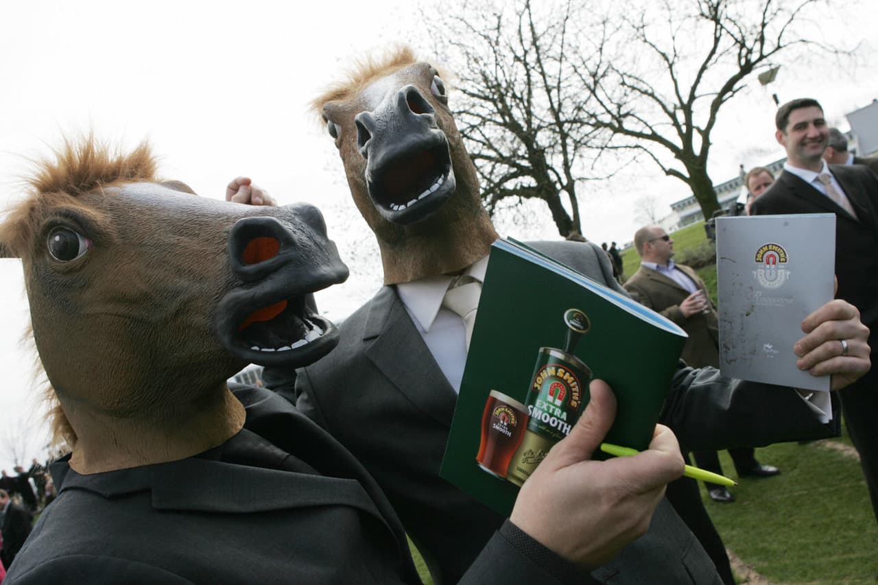 <b>No se pueden sostener reuniones usando máscaras o capuchas</b>. Ninguna persona o personas, con al menos 16 años, que mientras usan una máscara, capucha o dispositivo mediante el cual se oculte la identidad de la persona, el rostro o la voz, puede celebrar cualquier forma de reunión o hacer cualquier protesta sobre la propiedad privada de otro, a menos que dicha persona o personas obtengan primero del propietario u ocupante de la propiedad su permiso por escrito para hacerlo.
<br>