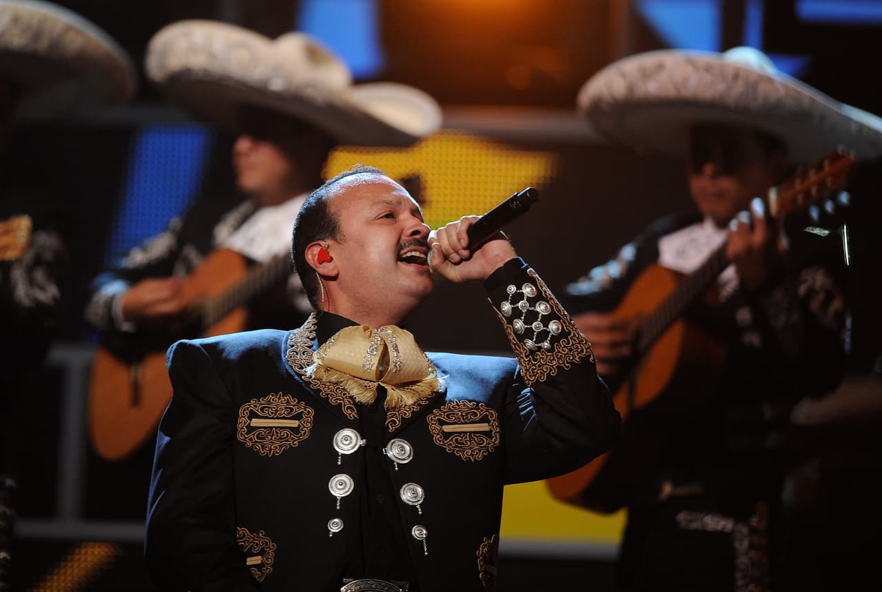 Y estos cantantes del género ranchero han sabido portar este luminoso traje.