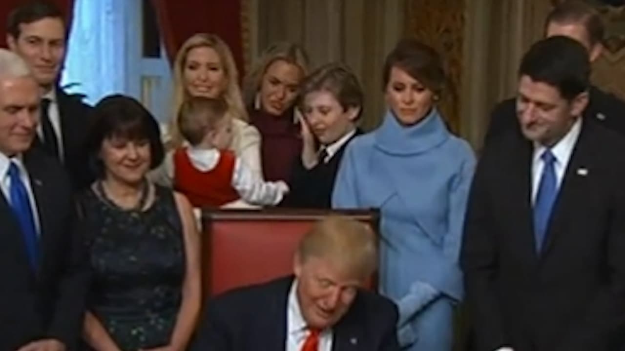 📽 
<b>Mira también:</b> Mientras su padre firmaba en el Capitolio sus primeros documentos como presidente, Barron se divertía jugando con su sobrino.