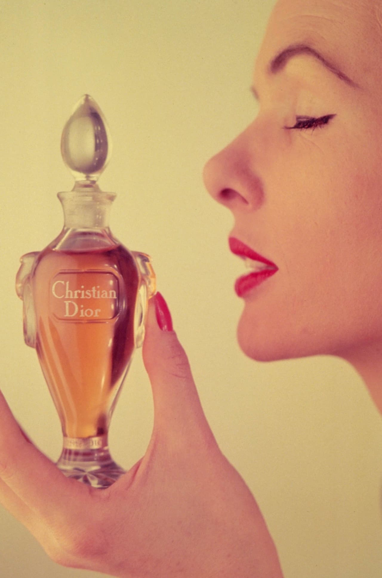 <h3> Diorissimo (1956) </h3>El lirio del valle, flor que inspiró esta fragancia, era la favorita de Christian Dior y un símbolo personal de esperanza, felicidad y alegría. Junto al perfumero 
<a href="http://www.fragrantica.com/noses/Edmond_Roudnitska.html" target="_blank">Edmond Roudnitska</a>, se dedicó a desarrollar una esencia, simple y luminosa, similar a la que emanaba su jardín. El resultado fue un 
<a href="http://www.fragrantica.com/perfume/Christian-Dior/Diorissimo-224.html">perfume claro</a> y muy femenino que se ha convertido en un clásico.
<br>