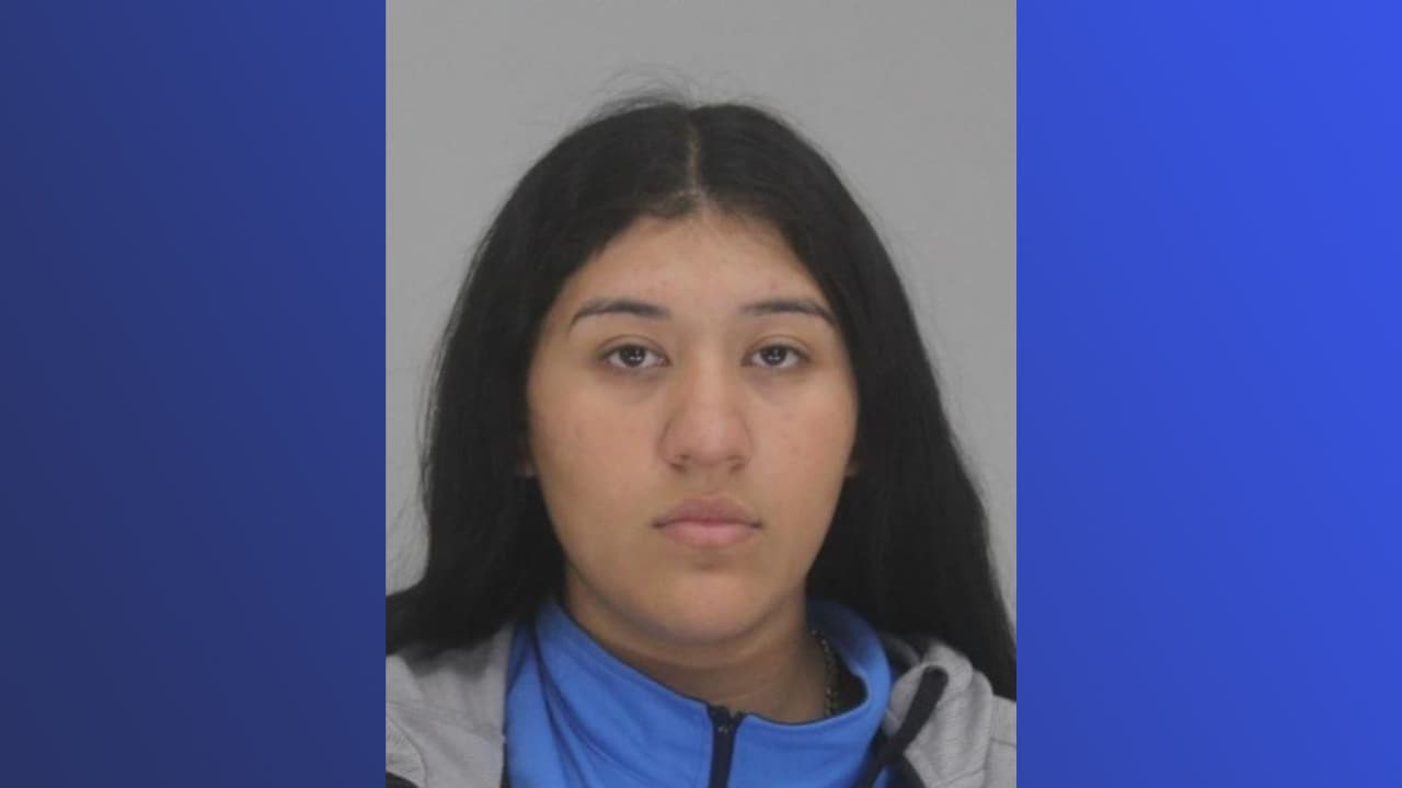 Arrestan a joven sospechosa de la muerte de un peatón por atropello en Dallas