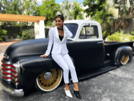 ¿Blanco o negro? Pues los dos. Así son los zapatos de Karla.