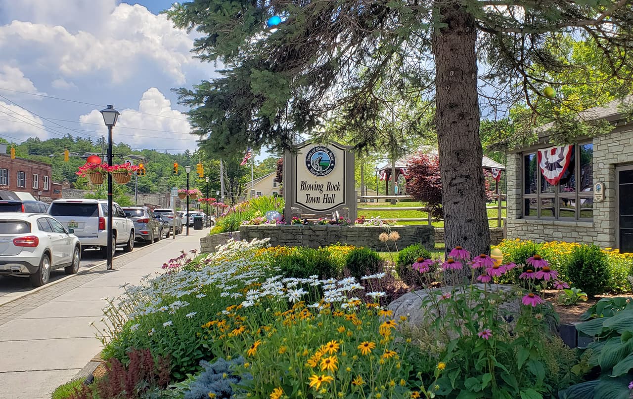 Para una emoción al aire libre en el invierno también está Blowing Rock, que cuenta con muchas opciones para pasarla al máximo como patinaje sobre hielo y hasta una escuela de Ski.