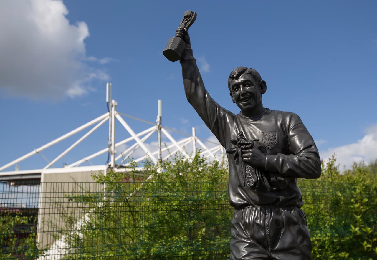 El arquero Gordon Banks fue otro de los grandes ídolos que fue inmortalizado con una estatua, expresión de agradecimiento y admiración.