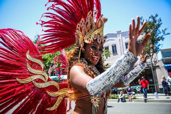 <b><a href="https://www.surfcityusa.com/events/signature-events/independence-day/" target="_blank">Huntington Beach:</a></b>
<br>Dónde: Huntington Beach Pier
<br>Horario: 9 p.m.
<br>Venta de ticteks en este 
<a href="https://www.hb4thofjuly.org/fireworks" target="_blank">enlace</a>.
<br>