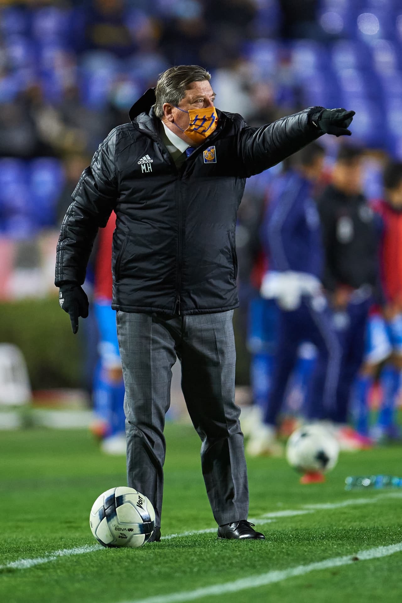 Miguel Herrera daba indicaciones para que su equipo reaccionara.