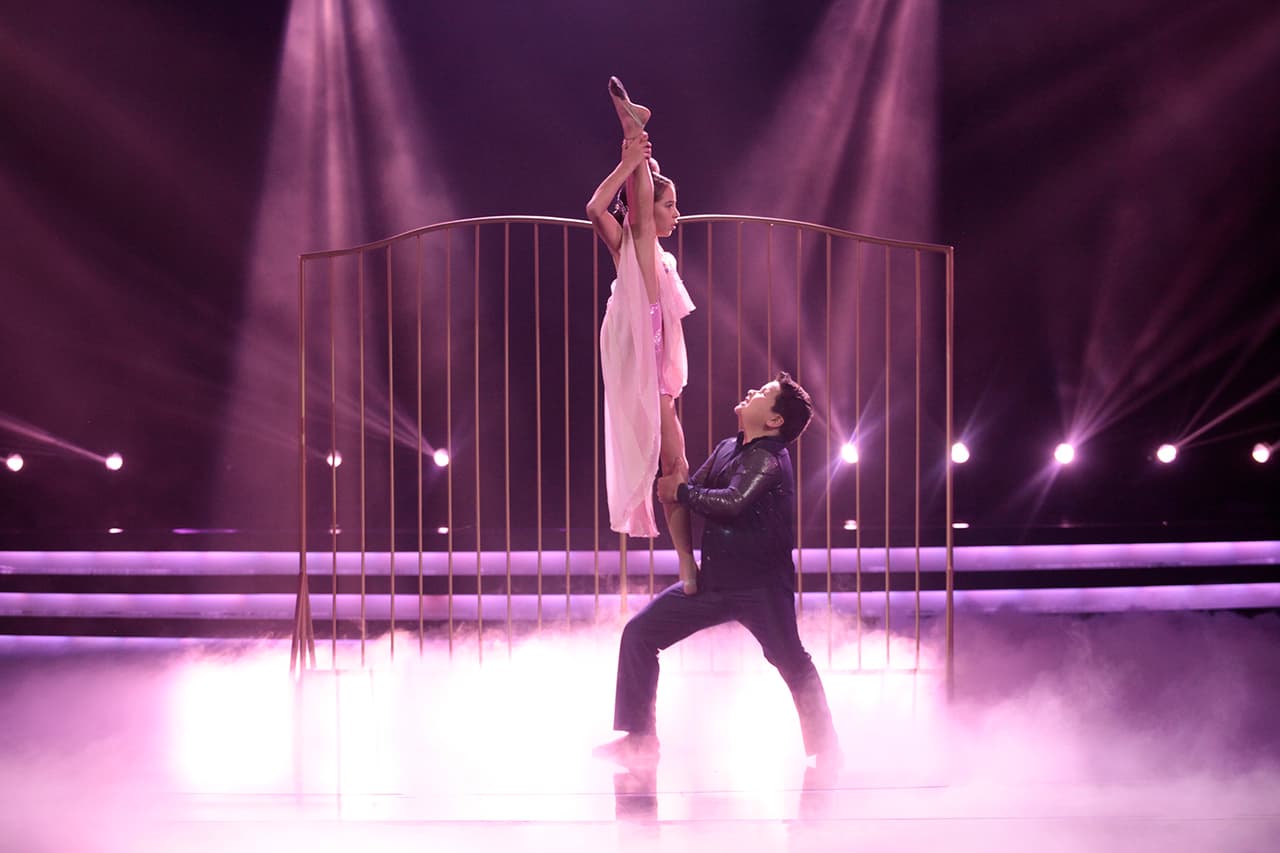 Al igual que sus compañeros usaron un prop en su coreografía, ellos optaron por una puerta.