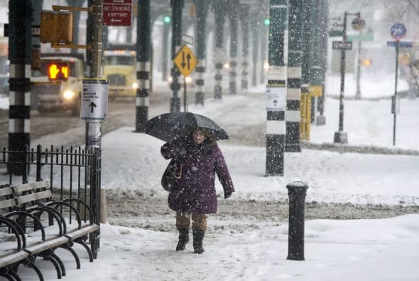 La nieve que deja la tormenta invernal "Pax" en la costa este de Estados Unidos ha causado al menos una decena de muertes, principalmente por accidentes de tráfico, y provocado la cancelación de más de 5.000 vuelos. Washington, está paralizada casi por completo, con acumulaciones de entre 20 y 30 centímetros, lo que ha causado el cierre de las oficinas federales y escuelas; los dos aeropuertos de la ciudad permanecen hoy cerrados. Filadelfia y Nueva York, donde se ha declarado el estado de emergencia, esperan acumular entre 30 y 40 centímetros de nieve y también se espera que las fuertes rachas de viento alcancen 80 kms. por hora. Las autopistas y carreteras en Carolina del Norte sufren desde últimas horas de la tarde del miércoles enormes atascos, en gran medida provocados porque muchos conductores decidieron abandonar sus vehículos en la calzada ante la imposibilidad de seguir su camino debido a las placas de hielo y las acumulaciones de nieve. En Atlanta cerca de 250.000 hogares se mantienen sin suministro eléctrico. Las mayores acumulaciones de nieve ocurrirán entre hoy y mañana a lo largo del corredor de la Interestatal 95, que recorre el nordeste del país, incluyendo las áreas metropolitanas de Washington, Baltimore (Maryland), Nueva York y el interior de Nueva Inglaterra.