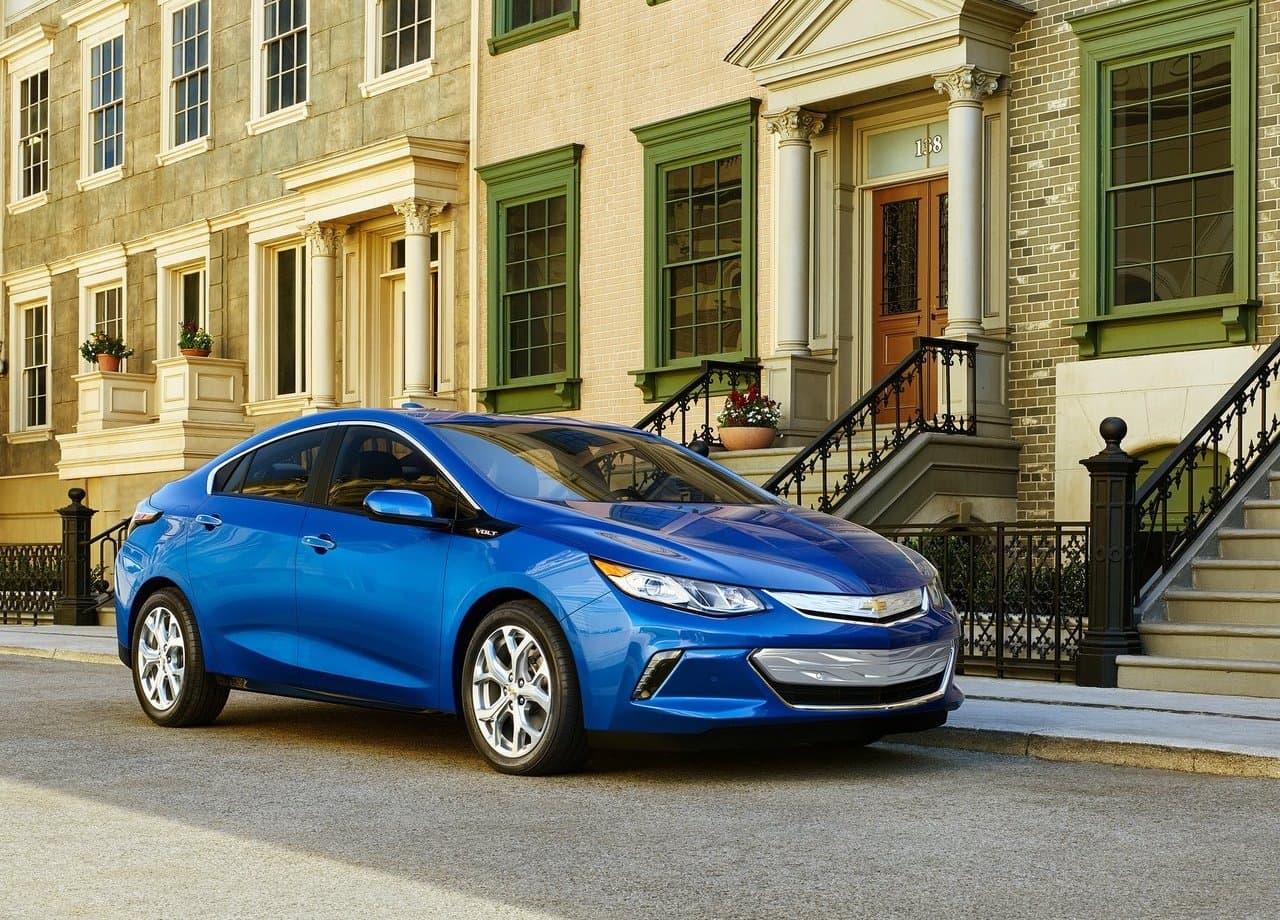 <b>Chevrolet Volt – Segundo lugar en el segmento de los carros eléctricos usados</b>
<br>
<br>Un híbrido enchufable que proporciona paz mental a sus conductores, pues proporciona la eficiencia de un vehículo eléctrico pero apoyado de un motor de gasolina que arranca cuando la batería está baja. El Volt también es un grande en materia de seguridad con una calificación perfecta de 5 estrellas.