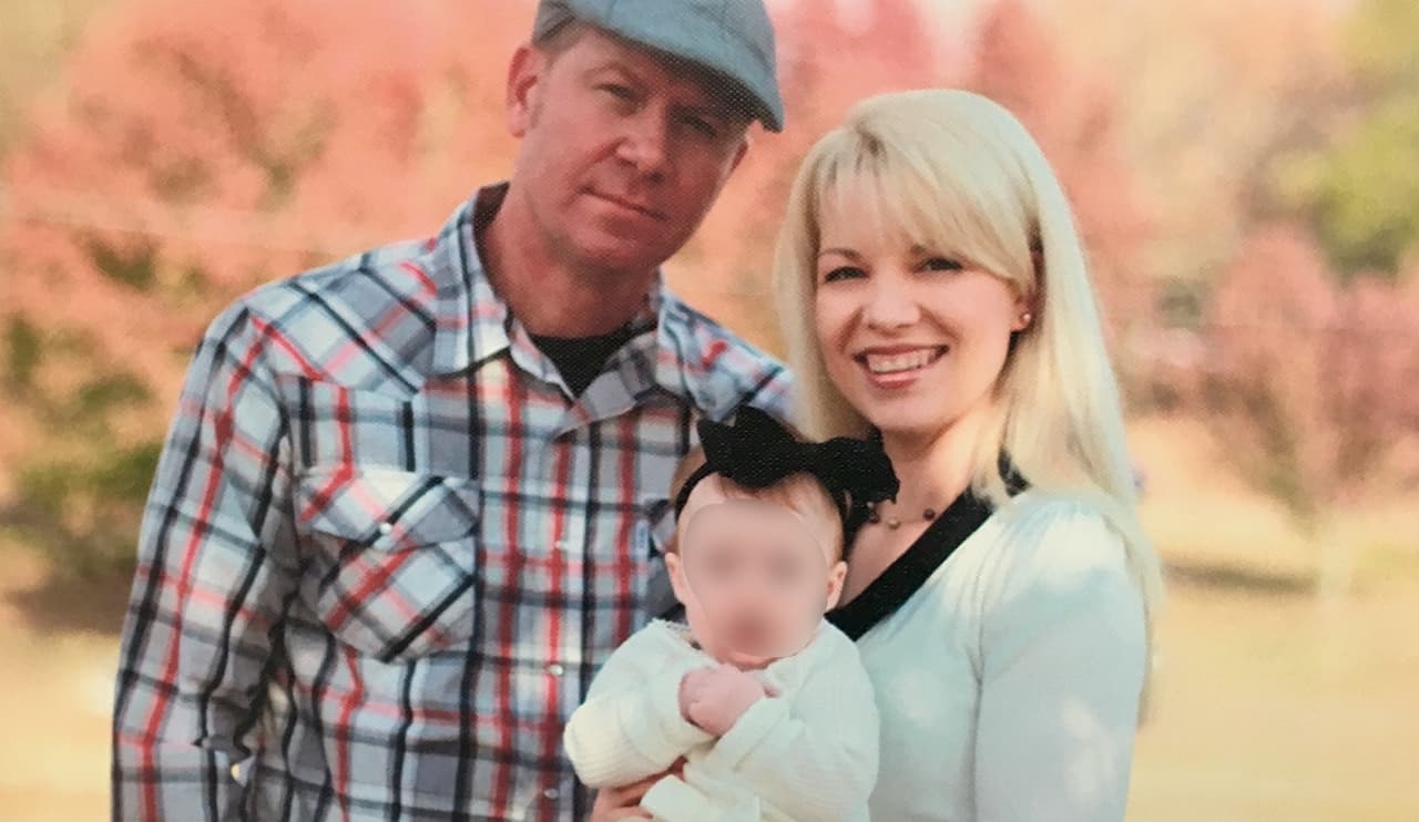 Keith King (izq.) sostiene que su esposa Danielle fue seducida por otro hombre y esto le ocasionó pérdidas en su negocio y problemas emocionales. La mujer asegura que la pareja tenía dificultades desde hacía tiempo.