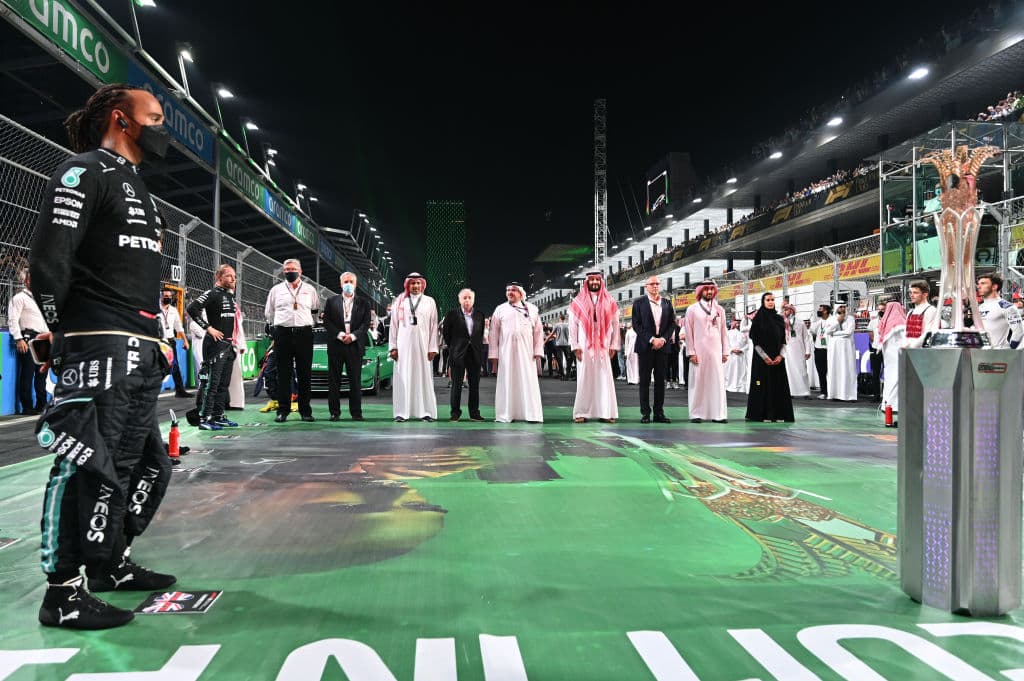 Una carrera demasiado accidentada donde Lewis Hamilton se lleva la victoria en la penúltima carrera del año. Max Verstappen de Red Bull se lleva la segunda posición y Valteri Bottas rebasó a Ocon en los últimos metros, quedando en tercera posición en el Gran Premio de Arabia Saudita; Sergio Pérez quedó fuera de la carrera tras un choque con Leclerc.