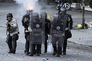 Policías venezolanos reprimen una manifestación de jóvenes contra el gobierno del presidente Nicolás Maduro.