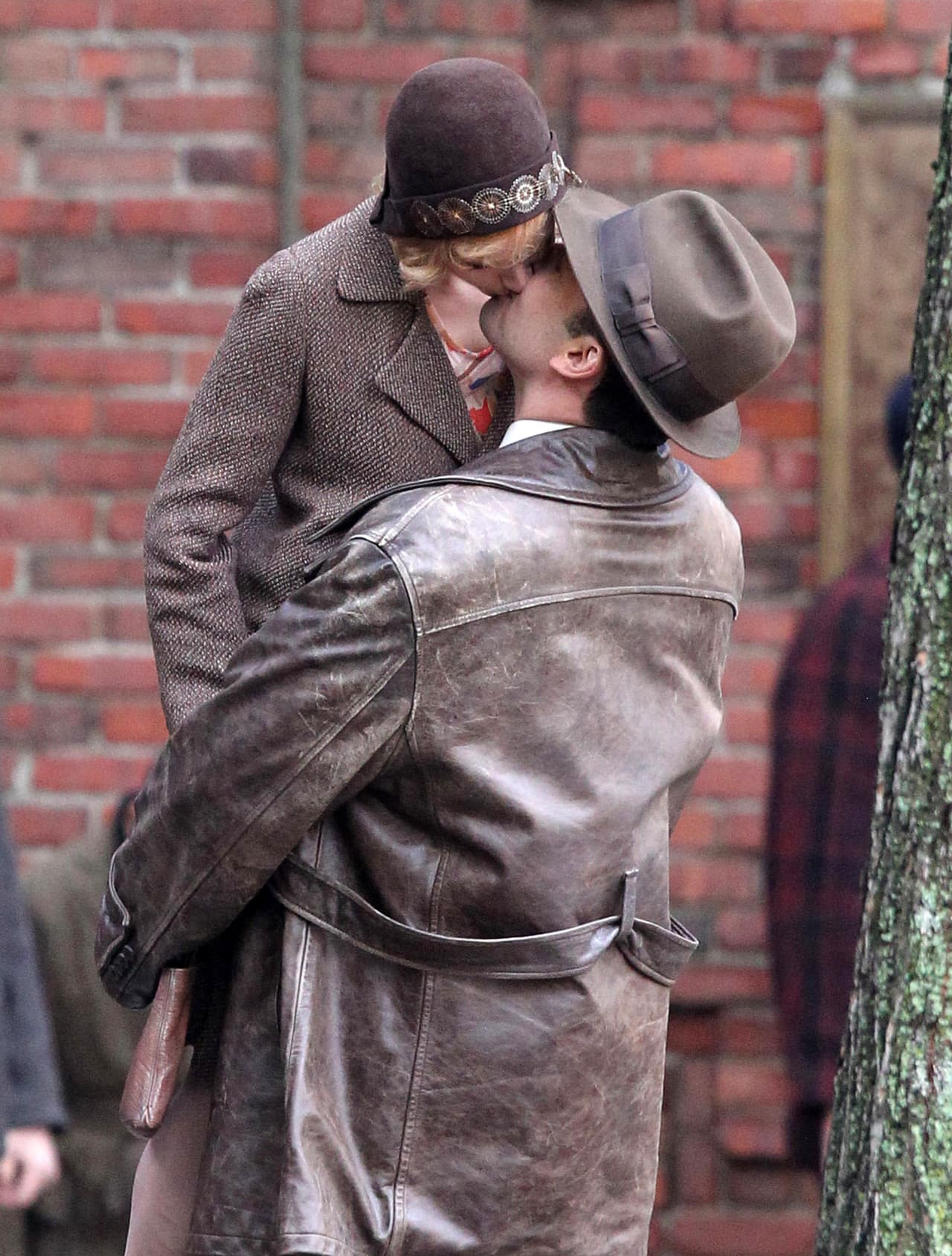 Mientras tanto, el actor y Sienna Miller nos derretirán con estas románticas escenas en la película 'Light by night'.