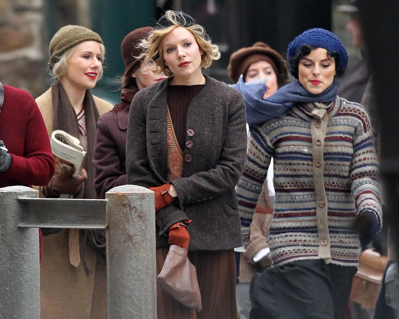 La producción ha hecho un gran trabajo para lograr que los 'looks' de todos los actores y actrices luzcan auténticos.