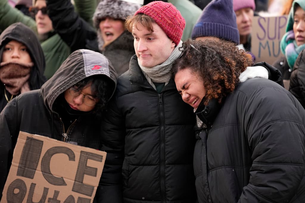 Miles de personas se concentraron en un parque de Minneapolis para protestar por la 
<a href="https://www.univision.com/noticias/trending/los-videos-de-la-semana-trending-imagenes-volcan-popocatepetl-alerta-hongo-mortal-eeuu-1">muerte de Renee Good</a>, de 37 años, abatida por un agente federal de inmigración. En una ciudad marcada por el legado de George Floyd, las manifestaciones reflejan un profundo temor comunitario ante el despliegue masivo de ICE, considerado el mayor operativo migratorio en la historia de las Ciudades Gemelas.
