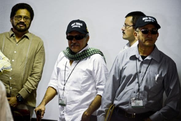 Las FARC insistieron el viernes en pedir al presidente de EEUU, Barack Obama, que, en el "uso de su facultad para indultar", permita que el guerrillero Simón Trinidad, preso en ese país norteamericano, pueda estar presente en los diálogos de paz de La Habana. Ver toda la información .